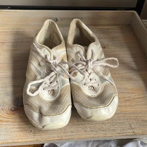 Cheer shoes
